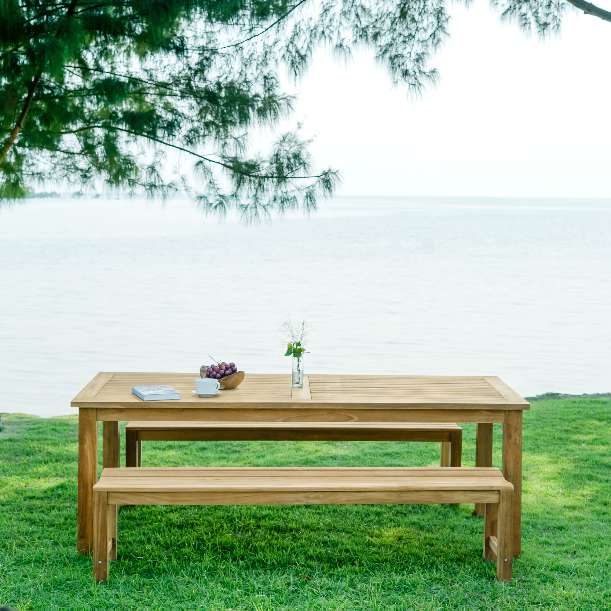 巴尔莫勒尔户外柚木餐桌被水+板凳在草地上