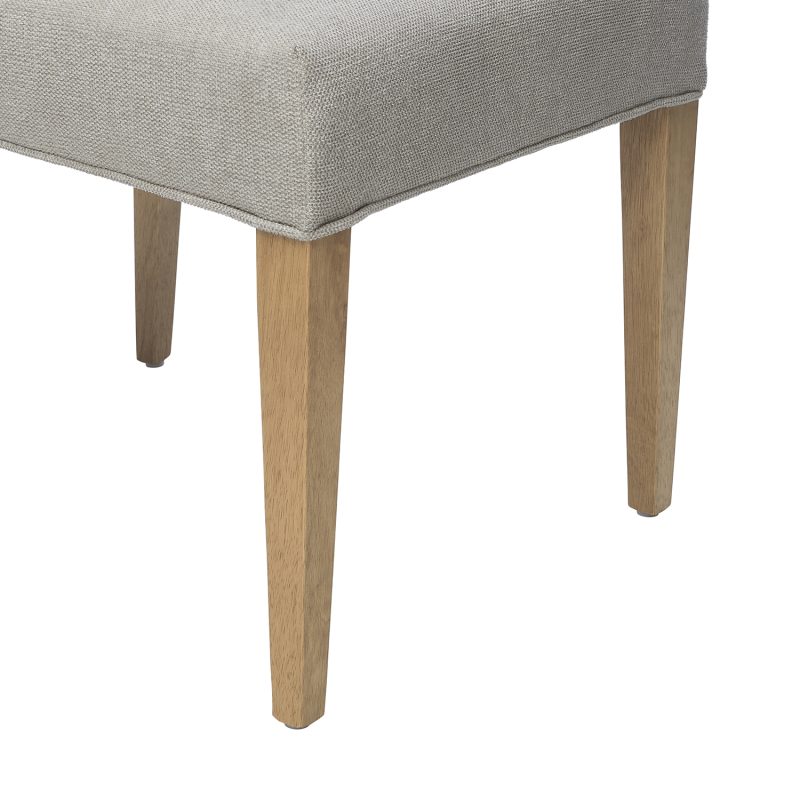 棚屋瓦伦蒂娜软垫餐椅壳自然腿——近距离的腿